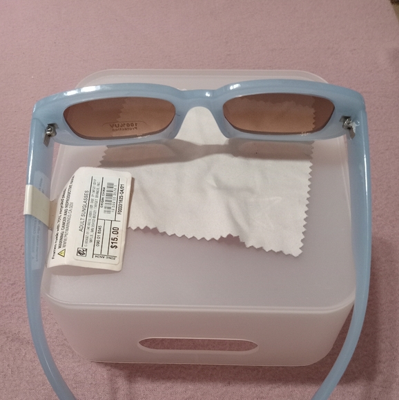 Designer woman's sunglasses - Picture 2 of 4